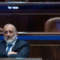 Le chef du parti Shas, Aryeh Deri, lors du vote en séance plénière de la Knesset pour désigner le contrôleur de l'État, à Jérusalem, le 3 juin 2026. (Yonatan Sindel/Flash90)
