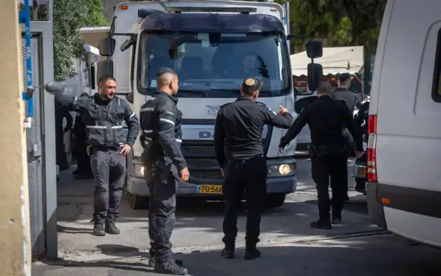 Un fourgon transportant des détenus ultra-orthodoxes arrivant devant le tribunal de première instance de Jérusalem après leur arrestation lors d'émeutes devant le domicile du juge Noam Sohlberg, le 4 juin 2026. (Crédit : Yonatan Sindel/Flash90)