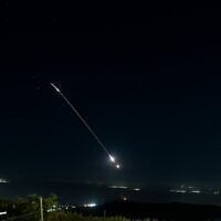 Le système de défense aérienne israélien tirant pour intercepter des missiles balistiques lancés depuis l'Iran, comme on peut le voir au-dessus du nord d'Israël, le 7 juin 2026. (Crédit : Ayal Margolin/Flash90)