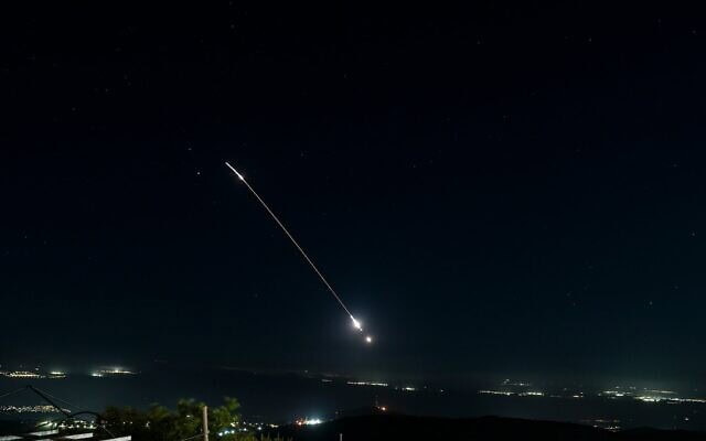 Le système de défense aérienne israélien tirant pour intercepter des missiles balistiques lancés depuis l'Iran, comme on peut le voir au-dessus du nord d'Israël, le 7 juin 2026. (Crédit : Ayal Margolin/Flash90) Le système de défense aérienne israélien tirant pour intercepter des missiles balistiques lancés depuis l'Iran, comme on peut le voir au-dessus du nord d'Israël, le 7 juin 2026. (Crédit : Ayal Margolin/Flash90)