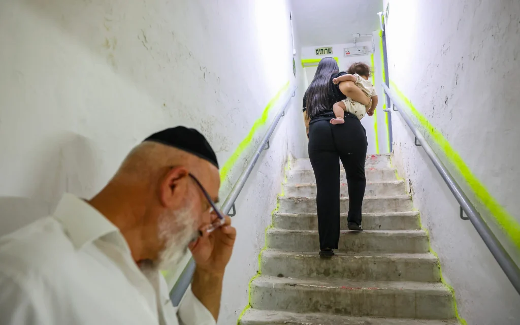 Illustration : Des Israéliens se réfugiant dans un abri public alors qu'une sirène retentit pour signaler l'arrivée de missiles iraniens, à Safed, dans le nord d'Israël, le 7 juin 2026. (Crédit : David Cohen/Flash90)