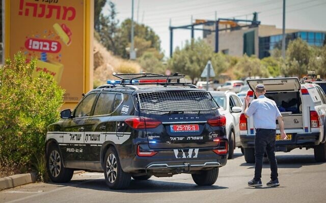Les forces de sécurité et de secours sur les lieux d'une fusillade terroriste, à une station-service à l'entrée de Kochav Yaïr, le 7 juin 2026 (Crédit : Tal Gal/Flash90)