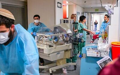 Des patients et du personnel médical dans un parking souterrain transformé en salle de soins à l'hôpital Ichilov de Tel Aviv, après que l'Iran a tiré des missiles sur Israël, le 8 juin 2026. (Crédit : Avshalom Sassoni/Flash90) Des patients et du personnel médical dans un parking souterrain transformé en salle de soins à l'hôpital Ichilov de Tel Aviv, après que l'Iran a tiré des missiles sur Israël, le 8 juin 2026. (Crédit : Avshalom Sassoni/Flash90)