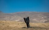 Une partie d'un missile balistique iranien, dans le désert près de Jéricho, en Cisjordanie, après avoir été tiré depuis l'Iran vers Israël, le 8 juin 2026. (Crédit : Chaïm Goldberg/Flash90)