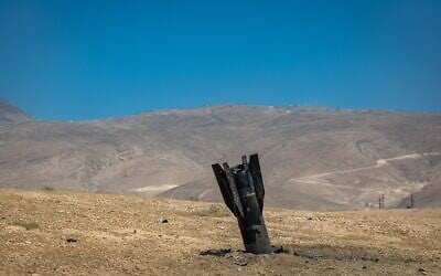 Une partie d'un missile balistique iranien, dans le désert près de Jéricho, en Cisjordanie, après avoir été tiré depuis l'Iran vers Israël, le 8 juin 2026. (Crédit : Chaïm Goldberg/Flash90)