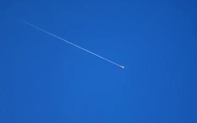 Des missiles balistiques lancés depuis l’Iran, dans le ciel au-dessus de la ville de Hébron, en Cisjordanie, le 8 juin 2026. (Crédit : Wisam Hashlamoun/Flash90) Des missiles balistiques lancés depuis l’Iran, dans le ciel au-dessus de la ville de Hébron, en Cisjordanie, le 8 juin 2026. (Crédit : Wisam Hashlamoun/Flash90)