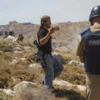 Photo d'Illustration : un résident d'implantation israélien filme les affrontements entre les forces de sécurité et les Palestiniens lors d’une manifestation à Khirbet Humsa, à l’ouest d’Hébron en Cisjordanie, le 9 juin 2026. (Crédit: Wisam Hashlamoun/Flash90)