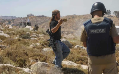Photo d'Illustration : un résident d'implantation israélien filme les affrontements entre les forces de sécurité et les Palestiniens lors d’une manifestation à Khirbet Humsa, à l’ouest d’Hébron en Cisjordanie, le 9 juin 2026. (Crédit: Wisam Hashlamoun/Flash90)