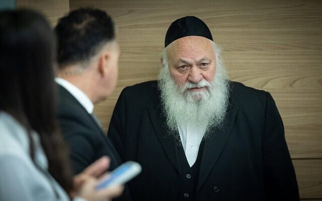Yitzhak Goldknopf, chef du parti Yahadout HaTorah, assistant à une réunion de la commission de la Chambre de la Knesset, à Jérusalem, le 9 juin 2026. (Crédit : Yonatan Sindel/Flash90)
