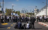 Manifestants ultra-orthodoxes devant le centre de détention d’Abu Kabir à Tel Aviv, le 10 juin 2026. (Crédit : Chaim Goldberg/Flash90)