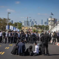 Manifestants ultra-orthodoxes devant le centre de détention d’Abu Kabir à Tel Aviv, le 10 juin 2026. (Crédit : Chaim Goldberg/Flash90)