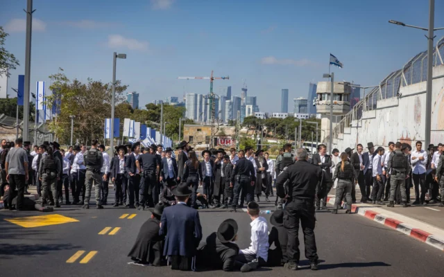 Manifestants ultra-orthodoxes devant le centre de détention d’Abu Kabir à Tel Aviv, le 10 juin 2026. (Crédit : Chaim Goldberg/Flash90)