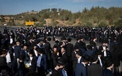 Des hommes ultra-orthodoxes bloquent une autoroute entre Jérusalem et Tel-Aviv, le 11 juin 2026. (Crédit : Yonatan Sindel/Flash90)