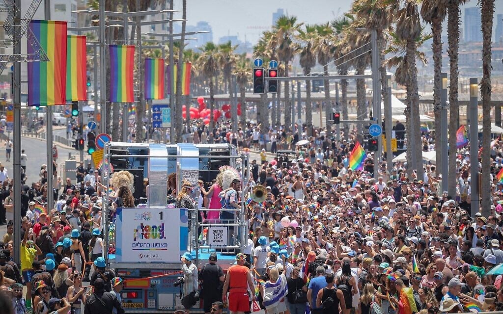 Des participants défilent lors de la Pride de Tel Aviv, le 12 juin 2026. (Crédit : Flash90)