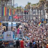 Des participants défilent lors de la Pride de Tel Aviv, le 12 juin 2026. (Crédit : Flash90)