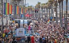 Des participants défilent lors de la Pride de Tel Aviv, le 12 juin 2026. (Crédit : Flash90)