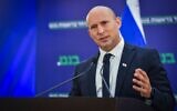 Naftali Bennett, chef du parti BeYahad et ancien Premier ministre, s'exprimant lors d'une conférence de presse à Tel Aviv, le 15 juin 2026. (Crédit : Avshalom Sassoni/Flash90)