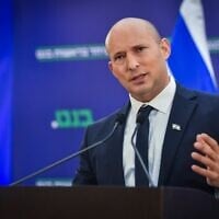 Naftali Bennett, président du parti BeYahad et ancien Premier ministre, s'exprime lors d'une conférence de presse à Tel-Aviv, le 15 juin 2026. (Crédit : Avshalom Sassoni/Flash90)