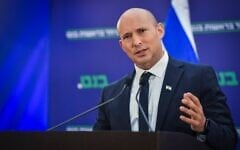 Naftali Bennett, président du parti BeYahad et ancien Premier ministre, s'exprime lors d'une conférence de presse à Tel-Aviv, le 15 juin 2026. (Crédit : Avshalom Sassoni/Flash90)