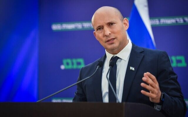 Naftali Bennett, président du parti BeYahad et ancien Premier ministre, s'exprime lors d'une conférence de presse à Tel-Aviv, le 15 juin 2026. (Crédit : Avshalom Sassoni/Flash90)