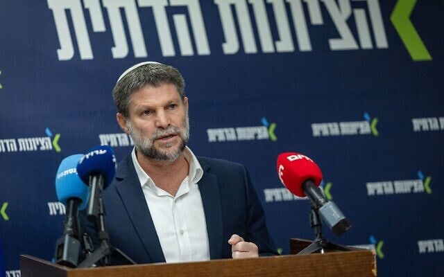 Le ministre des Finances, Bezalel Smotrich, s’exprimant avant une réunion de la faction de HaTzionout HaDatit, à la Knesset, le 15 juin 2026. (Crédit : Yonatan Sindel/Flash90)