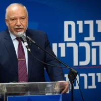 Le député Avigdor Liberman, chef du parti Yisrael Beytenu, présidant une réunion de faction de la Knesset, à Jérusalem, le 15 juin 2026. (Crédit : Yonatan Sindel/Flash90)