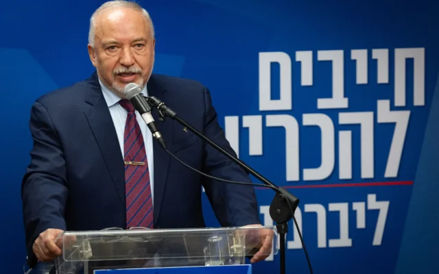 Le député Avigdor Liberman, président du parti Yisrael Beitenu, préside une réunion de son groupe parlementaire à la Knesset à Jérusalem, le 15 juin 2026 (Crédit: Yonatan Sindel/Flash90)