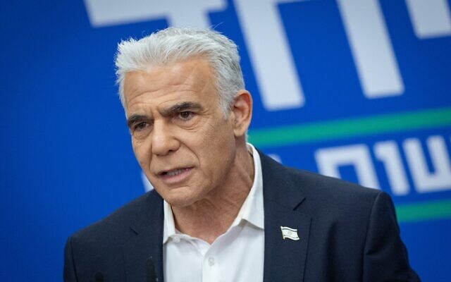 Le chef de l'opposition, Yair Lapid, préside une réunion de la faction Yesh Atid à la Knesset, à Jérusalem, le 15 juin 2026. (Crédit : Yonatan Sindel/Flash90)