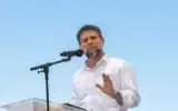 Le ministre des Finances Bezalel Smotrich assistant à la cérémonie de pose de la première pierre de la nouvelle implantation de Doran, dans la région du mont Hébron, en Cisjordanie, le 16 juin 2026. (Crédit : Chaïm Goldberg/Flash90)
