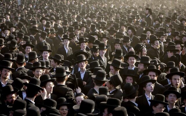 Des milliers d’hommes ultra-orthodoxes manifestant devant la prison militaire près de Kfar Yona contre l’incarcération des réfractaires à la conscription, le 17 juin 2026. (Crédit : Tal Gal/Flash90)