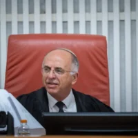 Le vice-président de la Cour suprême, Noam Sohlberg, préside une audience sur les recours en annulation de l'élection de Michael Rabello au poste de contrôleur de l'État, le 18 juin 2026. (Yonatan Sindel/Flash90)
