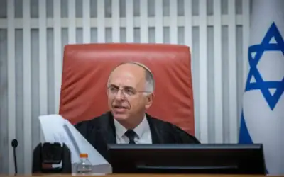 Le vice-président de la Cour suprême, Noam Sohlberg, préside une audience sur les recours en annulation de l'élection de Michael Rabello au poste de contrôleur de l'État, le 18 juin 2026. (Yonatan Sindel/Flash90)