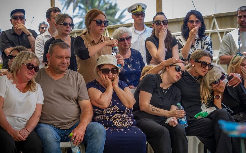 Les funérailles du sergent-chef Alexander Filin, au cimetière militaire de Haïfa, le 21 juin 2026. (Crédit : Sharon Leibel/Flash90)