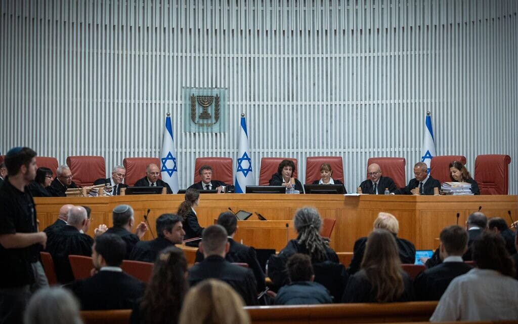 Le président de la Cour suprême, Isaac Amit, et dix juges lors d’une audience de la Haute Cour consacrée à une loi renforçant le pouvoir politique sur les nominations judiciaires, à Jérusalem, le 21 juin 2026. (Crédit : Yonatan Sindel/Flash90) Le président de la Cour suprême, Isaac Amit, et dix juges lors d’une audience de la Haute Cour consacrée à une loi renforçant le pouvoir politique sur les nominations judiciaires, à Jérusalem, le 21 juin 2026. (Crédit : Yonatan Sindel/Flash90)
