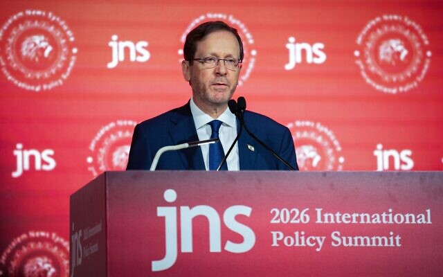 Le président Isaac Herzog intervient lors de la conférence du Jewish News Syndicate à Jérusalem, le 22 juin 2026. (Crédit : Erik Marmor/Flash90)