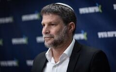 Le ministre des Finances, Bezalel Smotrich, présidant une réunion de faction de la Knesset, à Jérusalem, le 22 juin 2026. (Crédit : Yonatan Sindel/Flash90)