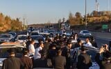 Des manifestants ultra-orthodoxes bloquant la Route 1 près de Jérusalem lors d'une manifestation contre l'incarcération de Haredim étudiants en yeshiva qui n'ont pas respecté les ordres de conscription, le 24 juin 2026. (Crédit : Chaïm Goldberg/Flash90)