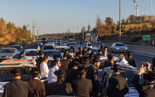 Des manifestants ultra-orthodoxes bloquant la Route 1 près de Jérusalem lors d'une manifestation contre l'incarcération de Haredim étudiants en yeshiva qui n'ont pas respecté les ordres de conscription, le 24 juin 2026. (Crédit : Chaïm Goldberg/Flash90) Des manifestants ultra-orthodoxes bloquant la Route 1 près de Jérusalem lors d'une manifestation contre l'incarcération de Haredim étudiants en yeshiva qui n'ont pas respecté les ordres de conscription, le 24 juin 2026. (Crédit : Chaïm Goldberg/Flash90)