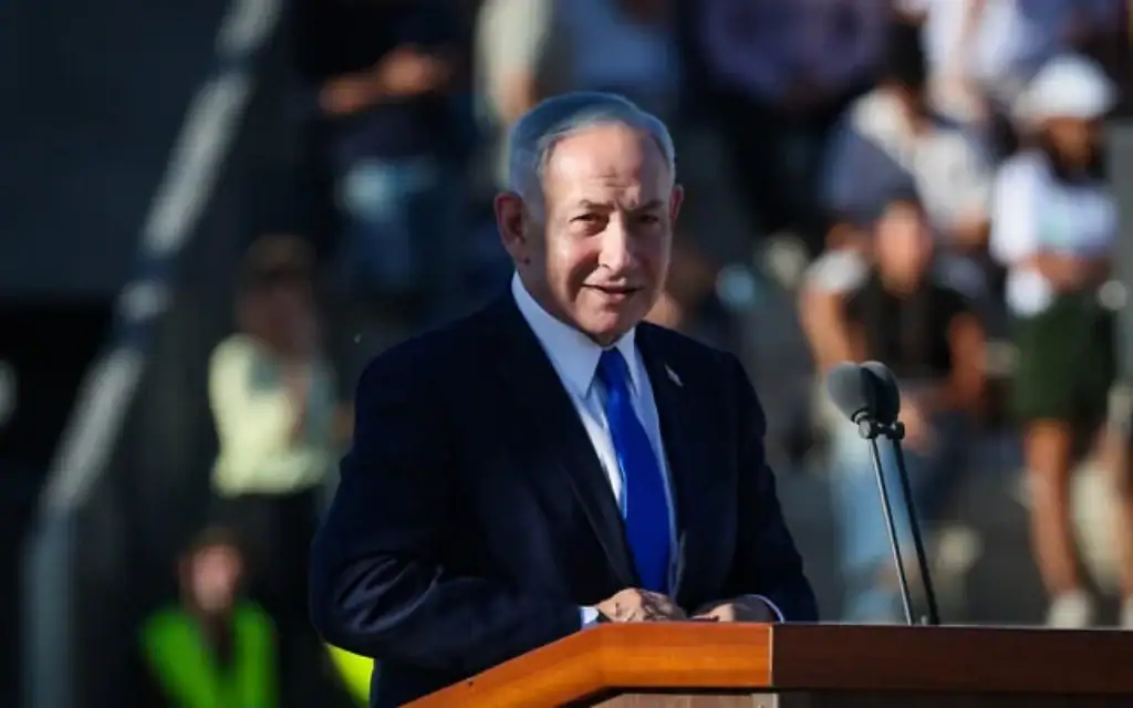 Le Premier ministre israélien Benjamin Netanyahu lors de la cérémonie de remise des diplômes d'officiers de l'armée israélienne dans le sud d'Israël, le 25 juin 2026. (Flash90) Le Premier ministre israélien Benjamin Netanyahu lors de la cérémonie de remise des diplômes d'officiers de l'armée israélienne dans le sud d'Israël, le 25 juin 2026. (Flash90)