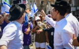 Des manifestants soutenant la conscription des hommes ultra-orthodoxes dans l’armée bloquent une route dans la ville haredi de Bnei Brak, au centre d’Israël, affrontant des habitants, le 26 juin 2026. (Crédit: Avshalom Sassoni/Flash90)