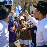 Des manifestants soutenant la conscription des hommes ultra-orthodoxes dans l’armée bloquent une route dans la ville haredi de Bnei Brak, au centre d’Israël, affrontant des habitants, le 26 juin 2026. (Crédit: Avshalom Sassoni/Flash90)