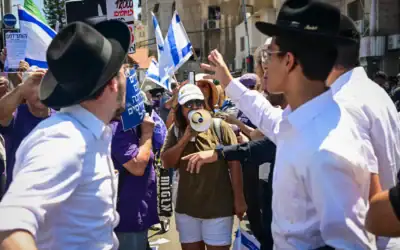 Des manifestants soutenant la conscription des hommes ultra-orthodoxes dans l’armée bloquent une route dans la ville haredi de Bnei Brak, au centre d’Israël, affrontant des habitants, le 26 juin 2026. (Crédit: Avshalom Sassoni/Flash90)