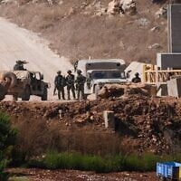 Des véhicules militaires israéliens et des soldats aperçus à un poste-frontière menant au Liban, le 28 juin 2026. (Crédit : Ayal Margolin/FLASH90)