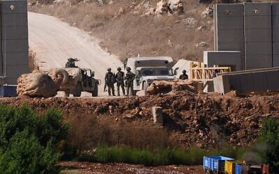 Des véhicules militaires israéliens et des soldats aperçus à un poste-frontière menant au Liban, le 28 juin 2026. (Crédit : Ayal Margolin/FLASH90) Des véhicules militaires israéliens et des soldats aperçus à un poste-frontière menant au Liban, le 28 juin 2026. (Crédit : Ayal Margolin/FLASH90)