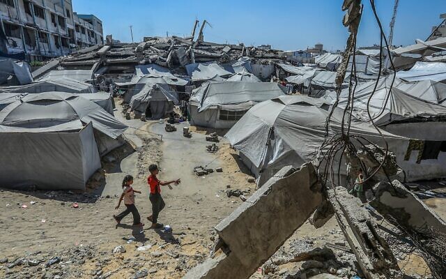 Des Gazaouis ayant perdu leur maison lors de la récente guerre, photographiés près de leurs tentes, à Khan Younès, dans le sud de la bande de Gaza, le 28 juin 2026. (Crédit : Abed Rahim Khatib/Flash90)