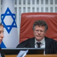 Le président de la Cour suprême, Isaac Amit, préside une audience consacrée à l'examen de recours demandant l'annulation de la nomination de l'avocat Michael Rabello au poste de contrôleur de l'État, le 28 juin 2026. (Chaim Goldberg/Flash90)