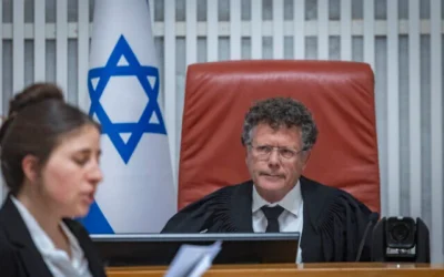 Le président de la Cour suprême, Isaac Amit, préside une audience consacrée à l'examen de recours demandant l'annulation de la nomination de l'avocat Michael Rabello au poste de contrôleur de l'État, le 28 juin 2026. (Chaim Goldberg/Flash90)