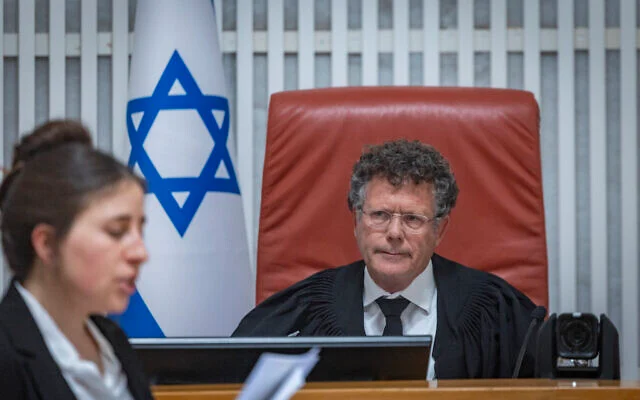 Le président de la Cour suprême, Isaac Amit, préside une audience consacrée à l'examen de recours demandant l'annulation de la nomination de l'avocat Michael Rabello au poste de contrôleur de l'État, le 28 juin 2026. (Chaim Goldberg/Flash90)