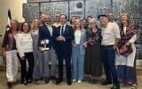 Le président Isaac Herzog et la première dame Michal Herzog remettant le Prix du Président pour le bénévolat à « Service Year 50 Plus » lors d'une cérémonie à la résidence présidentielle, à Jérusalem, en juin 2026. (Crédit : Osnat Yarden Kelner/Shnat Sherut 50 Plus)