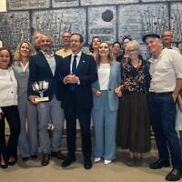 Le président Isaac Herzog et la première dame Michal Herzog remettant le Prix du Président pour le bénévolat à « Service Year 50 Plus » lors d'une cérémonie à la résidence présidentielle, à Jérusalem, en juin 2026. (Crédit : Osnat Yarden Kelner/Shnat Sherut 50 Plus)